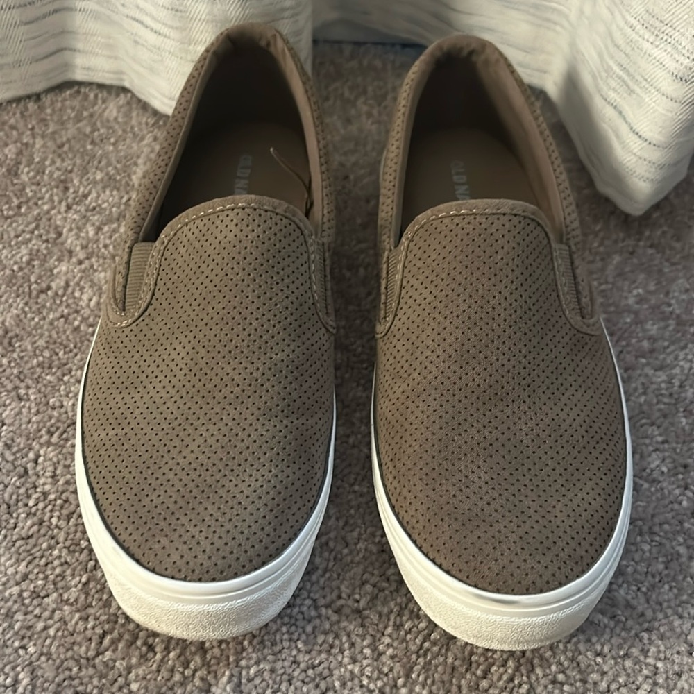 Old Navy Slip on Sneakers women’s size 8